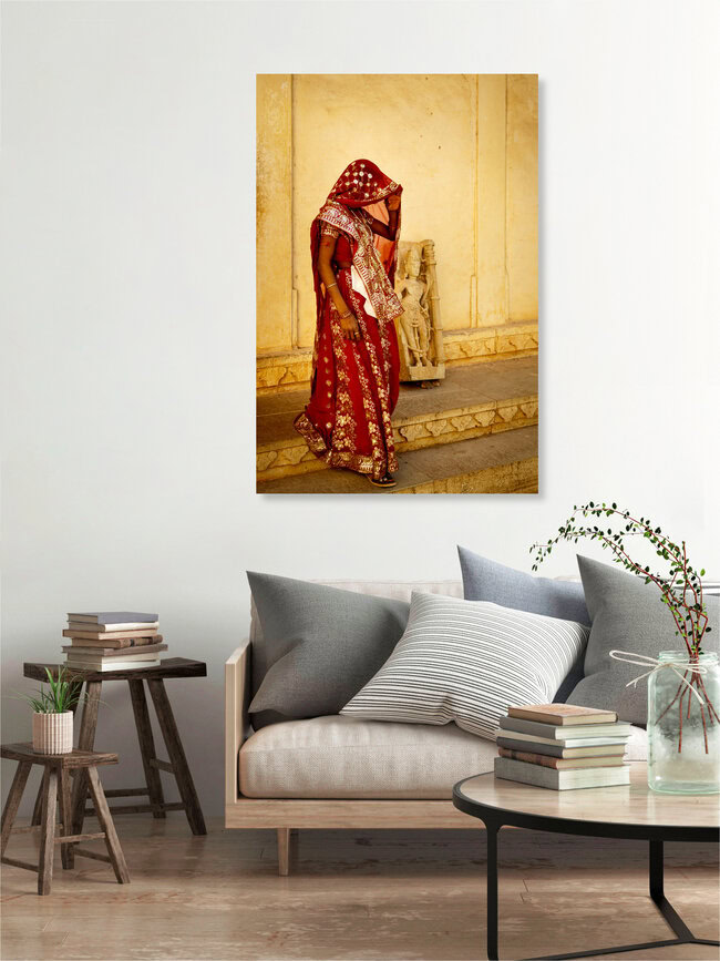Roter Sari, Indien – Fotokunst von Jens Benninghofen als Poster oder Acrylglasbild