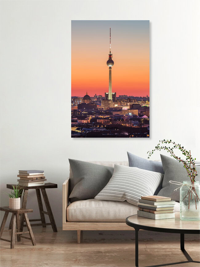 Berliner Fernsehturm nach Sonnenuntergang, Deutschland – Fotokunst von Robin Oelschlegel als Poster oder Acrylglasbild
