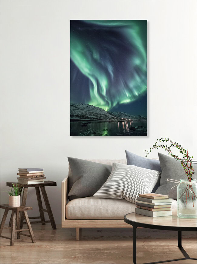 Polarlicht am Fjord, Norwegen – Fotokunst von Sebastian Worm als Poster oder Acrylglasbild