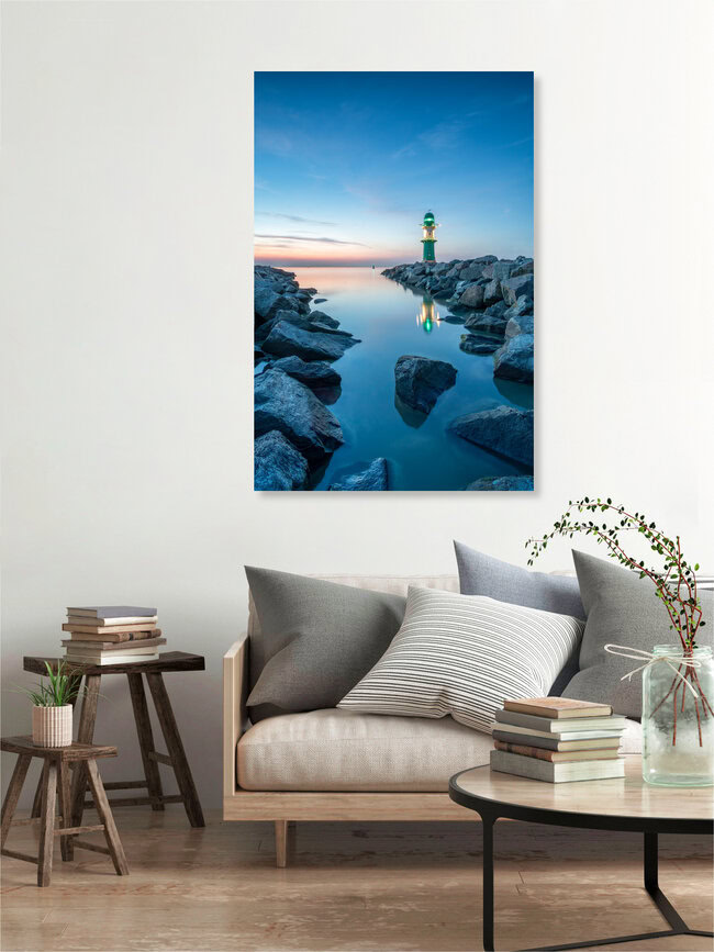 Der Leuchtturm Westmole von Warnemünde, Deutschland – Fotokunst von Jan Becke als Poster oder Acrylglasbild