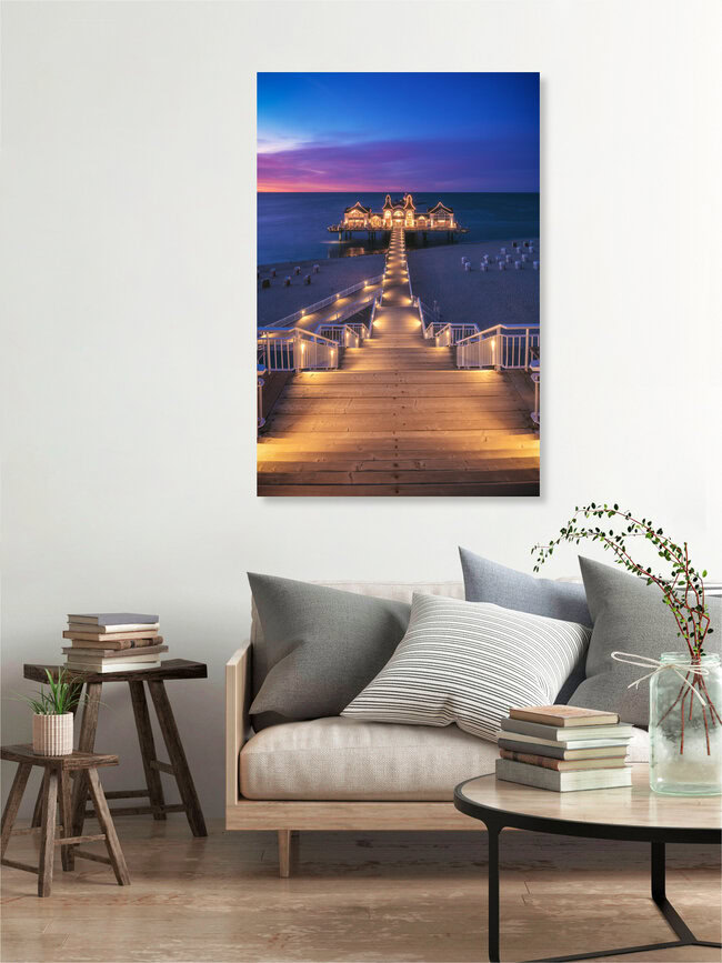Seebrücke Sellin bei Nacht, Deutschland – Fotokunst von Jean Claude Castor als Poster oder Acrylglasbild