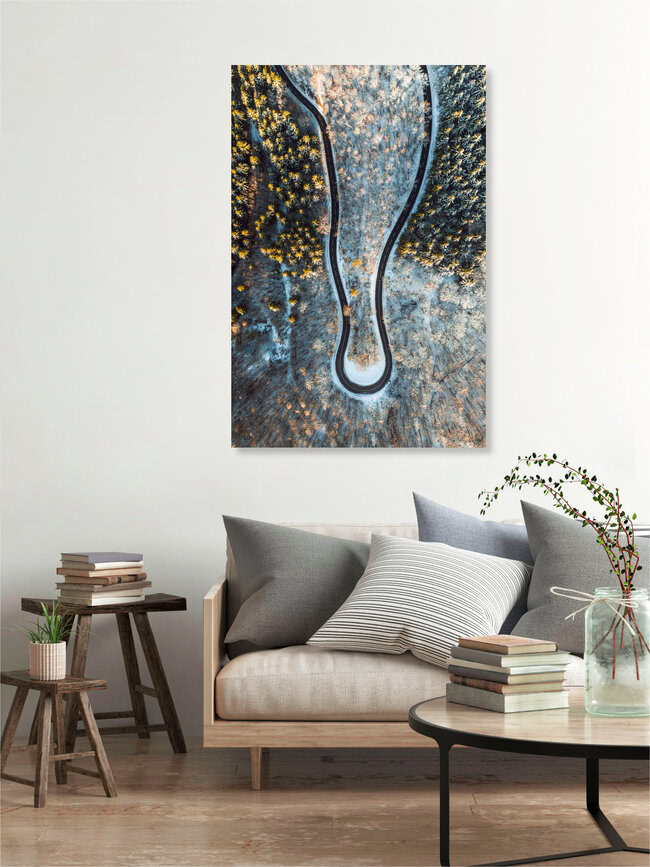 Schneebedeckte Bäume und kurvige Straße von oben, Deutschland – Fotokunst von Lina Jakobi als Poster oder Acrylglasbild