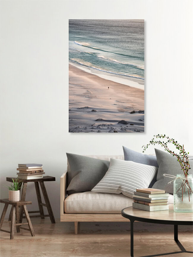 Person läuft am Strand entlang, Südafrika – Fotokunst von Lina Jakobi als Poster oder Acrylglasbild