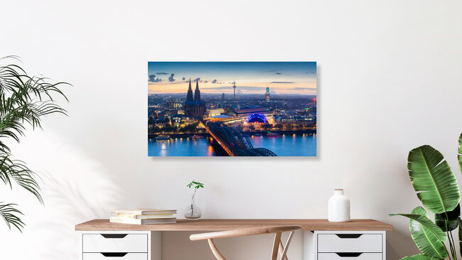 Blaue Stunde in Köln, Deutschland – Fotokunst von Martin Wasilewski als Poster oder Acrylglasbild