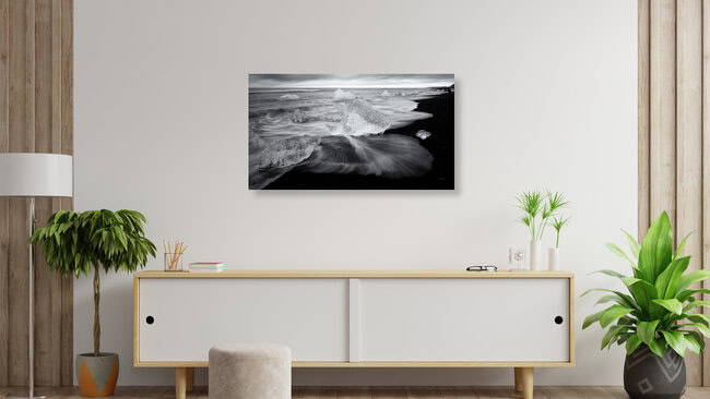 Langzeitbelichtung von Eisbergen im Sonnenaufgang am Strand von Joekulsarlon, Island – Fotokunst von Dennis Wehrmann als Poster oder Acrylglasbild