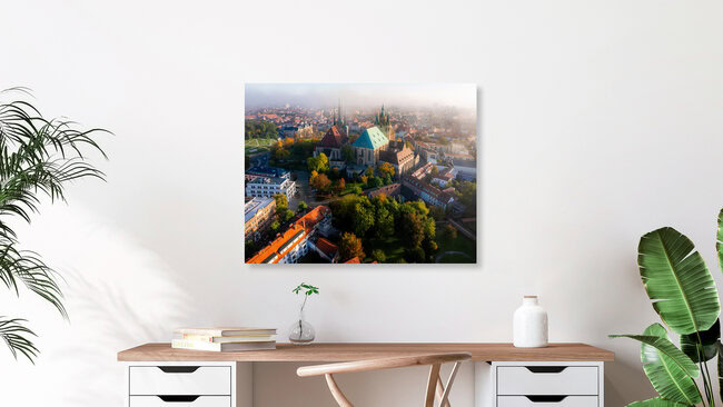 Herbstmorgen: Nebel über den Dächern von Erfurt, Deutschland – Fotokunst von Dennis Schmelz als Poster oder Acrylglasbild