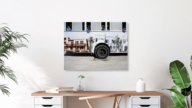 Bus, Vereinigte Arabische Emirate – Fotokunst von Florian Büttner als Poster oder Acrylglasbild