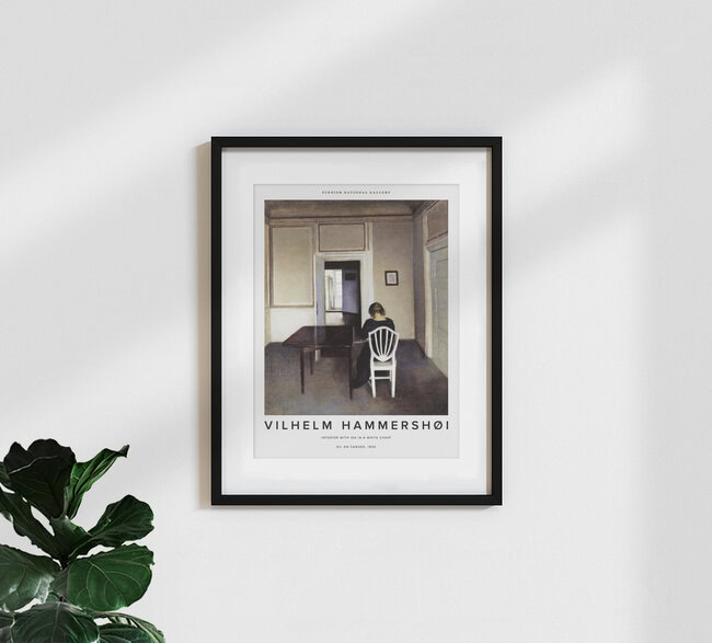 Wandbild 'Vilhelm Hammershøi: Interieur mit Ida auf einem weißen Stuhl' – Kunst von Art Classics als Poster oder Acrylglasbild