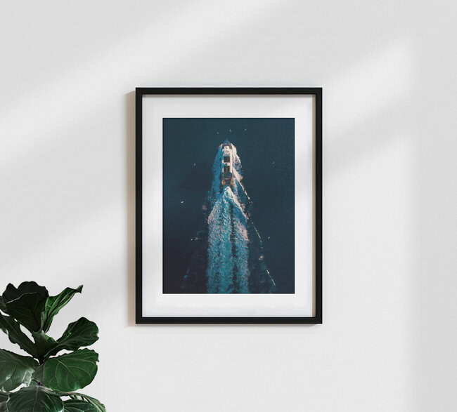 Boat chaser, Großbritannien – Fotokunst von Konrad Paruch als Poster oder Acrylglasbild