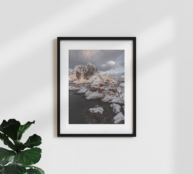Reine, Lofoten, Norwegen – Fotokunst von Frida Berg als Poster oder Acrylglasbild