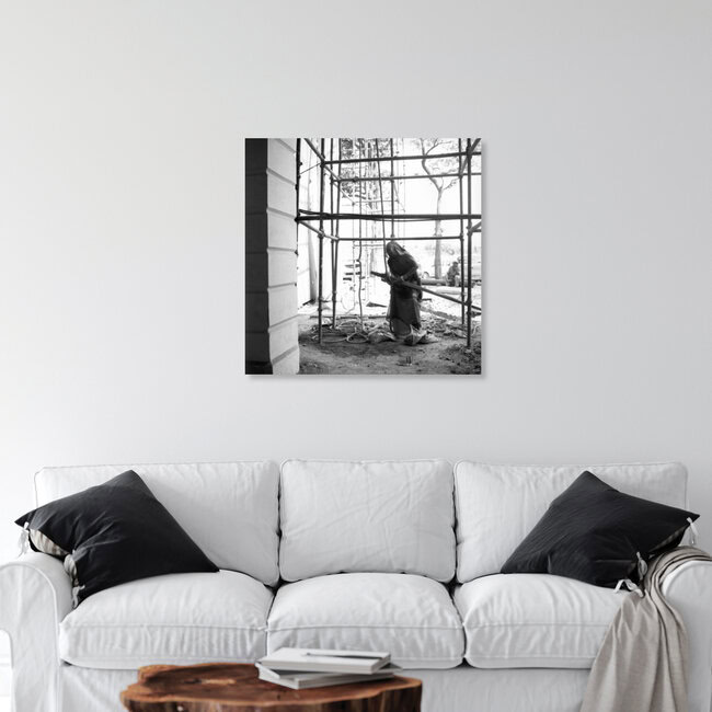 Eine Frau im Sari arbeitet auf einer Baustelle in Neu Delhi., Indien – Fotokunst von Shantala Fels als Poster oder Acrylglasbild