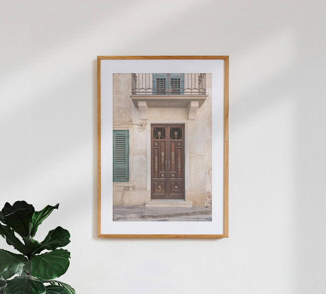 Brown wooden door, Italien – Fotokunst von Photolovers . als Poster oder Acrylglasbild