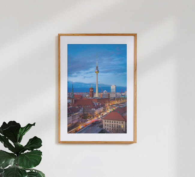 Abend in Berlin, Deutschland – Fotokunst von Martin Wasilewski als Poster oder Acrylglasbild