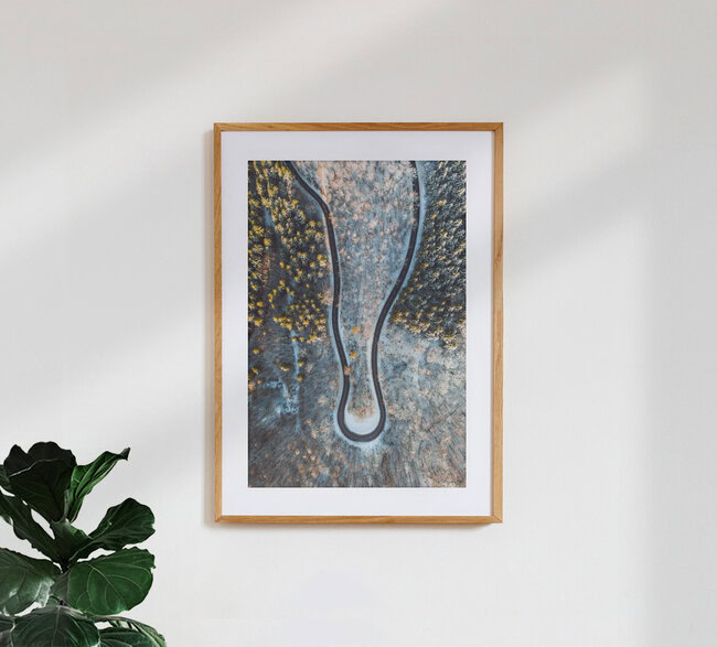 Schneebedeckte Bäume und kurvige Straße von oben, Deutschland – Fotokunst von Lina Jakobi als Poster oder Acrylglasbild