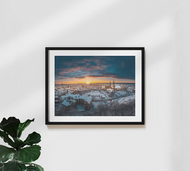 Winterlicher Sonnenaufgang über Erfurt, Deutschland – Fotokunst von Dennis Schmelz als Poster oder Acrylglasbild