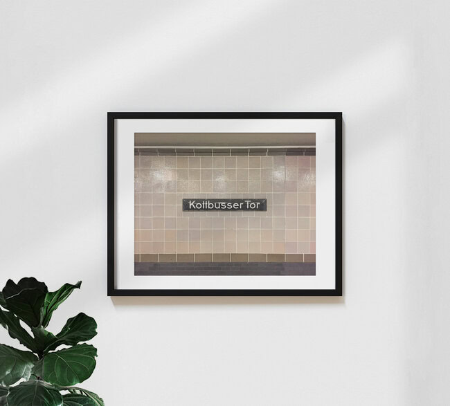 Kottbusser Tor U8, Deutschland – Fotokunst von Claudio Galamini als Poster oder Acrylglasbild