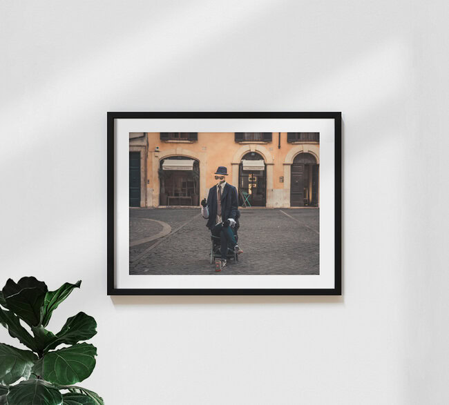 (K)ein Mann, Italien – Fotokunst von Philipp Awounou als Poster oder Acrylglasbild