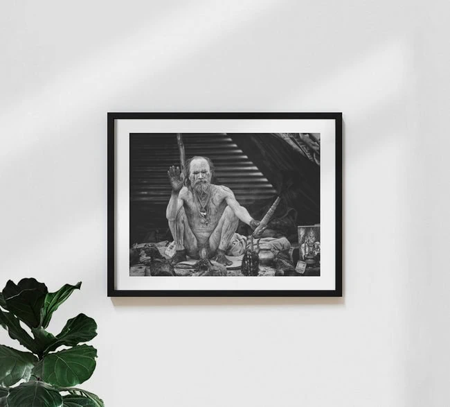 Naga Sadhu, Indien – Fotokunst von Jagdev Singh als Poster oder Acrylglasbild