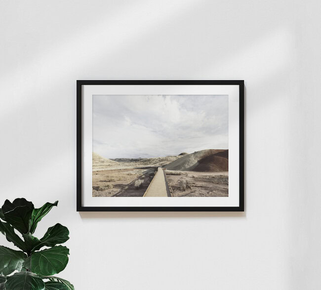 Painted Hills, Vereinigte Staaten – Fotokunst von Vera Mladenovic als Poster oder Acrylglasbild