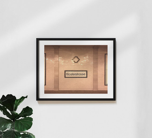 U-Bahnhof Klosterstraße, Deutschland – Fotokunst von Claudio Galamini als Poster oder Acrylglasbild