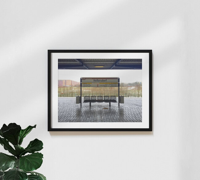 U-Bahnhof Hellersdorf, Deutschland – Fotokunst von Claudio Galamini als Poster oder Acrylglasbild