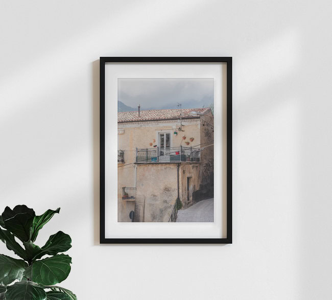 Ancient house in Civita, Italien – Fotokunst von Photolovers . als Poster oder Acrylglasbild
