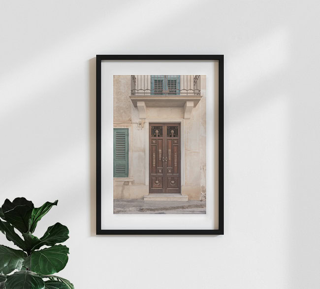Brown wooden door, Italien – Fotokunst von Photolovers . als Poster oder Acrylglasbild