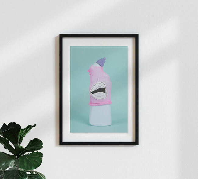 BottleMouth, Belgien – Fotokunst von Loulou von Glup als Poster oder Acrylglasbild