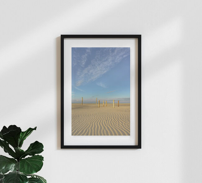 Holzpfähle auf dem Kniepsand auf Amrum, Deutschland – Fotokunst von Michael Valjak als Poster oder Acrylglasbild