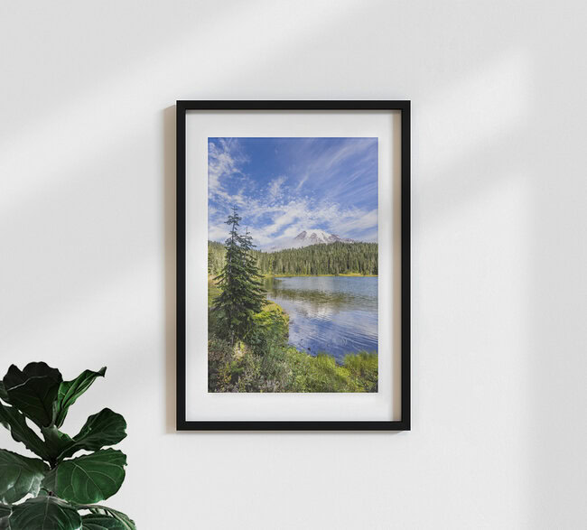 Beeindruckender Mount Rainier und Reflection Lake, Vereinigte Staaten – Fotokunst von Melanie Viola als Poster oder Acrylglasbild