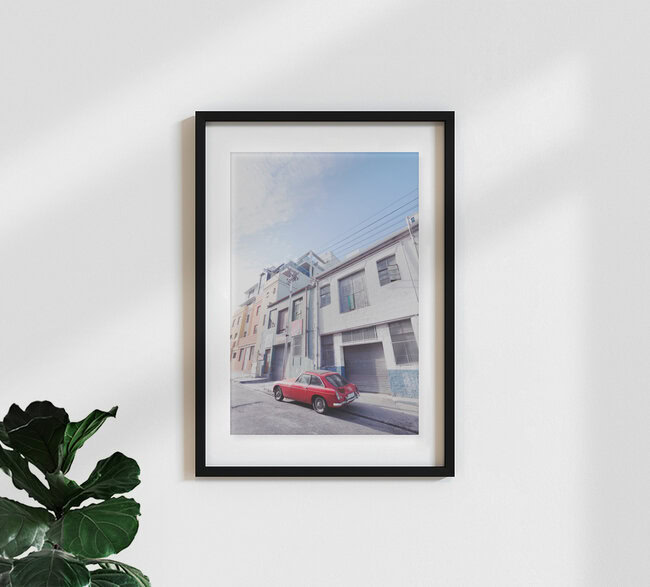 .za: red car, Südafrika – Fotokunst von Eva Stadler als Poster oder Acrylglasbild