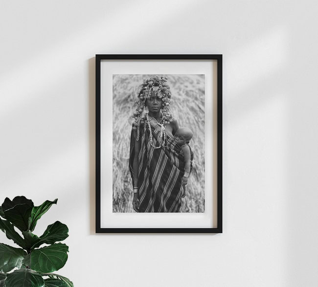 Mursi, Sambia – Fotokunst von Nicole Cambré als Poster oder Acrylglasbild