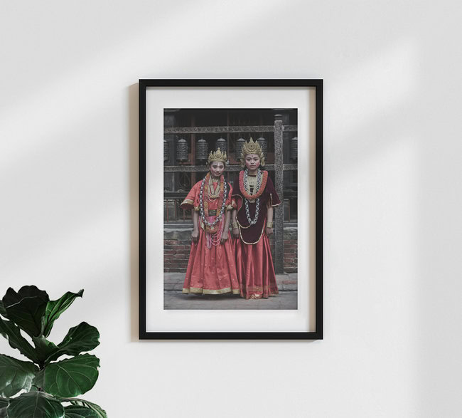 Newari girls from Nepal, Nepal – Fotokunst von Jan Møller Hansen als Poster oder Acrylglasbild