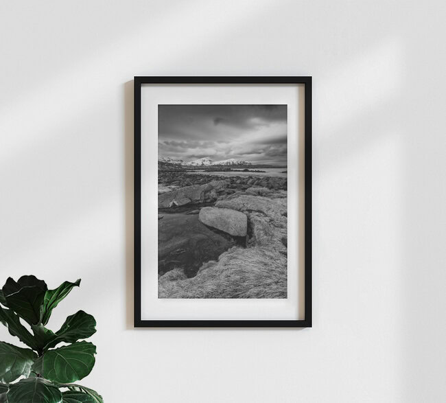 Water, rock and grass // Lofoten islands, Norway, Norwegen – Fotokunst von Eva Stadler als Poster oder Acrylglasbild