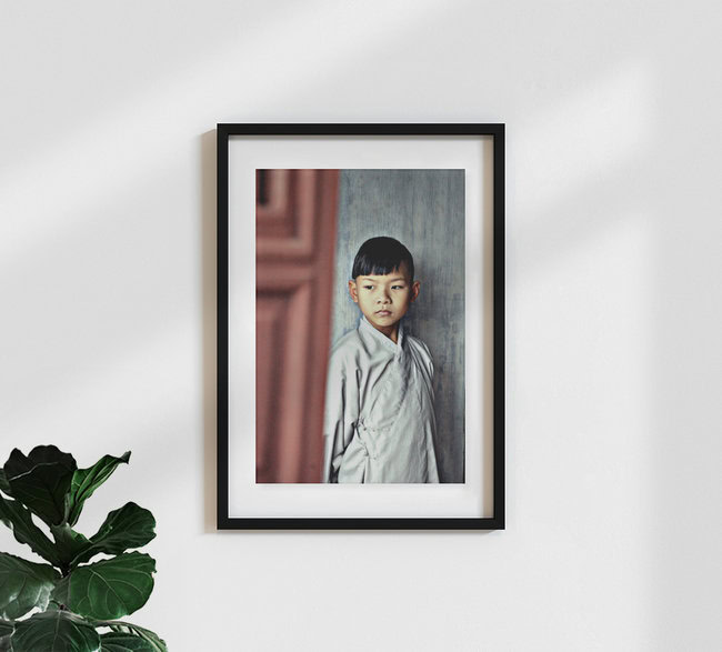Kleiner Mönch, Vietnam – Fotokunst von Thomas Junklewitz als Poster oder Acrylglasbild