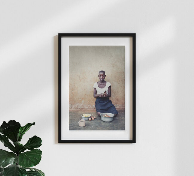 Junge Köchin, Uganda – Fotokunst von Victoria Knobloch als Poster oder Acrylglasbild