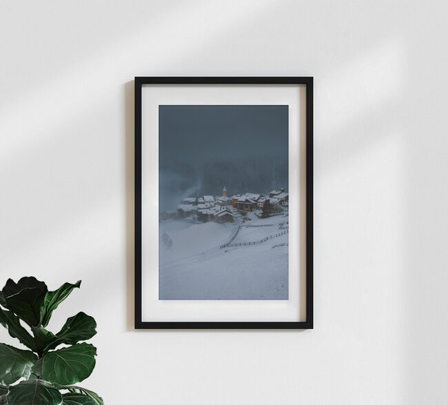 Schweizer Bergdorf im Schneesturm, Schweiz – Fotokunst von Jan Keller als Poster oder Acrylglasbild