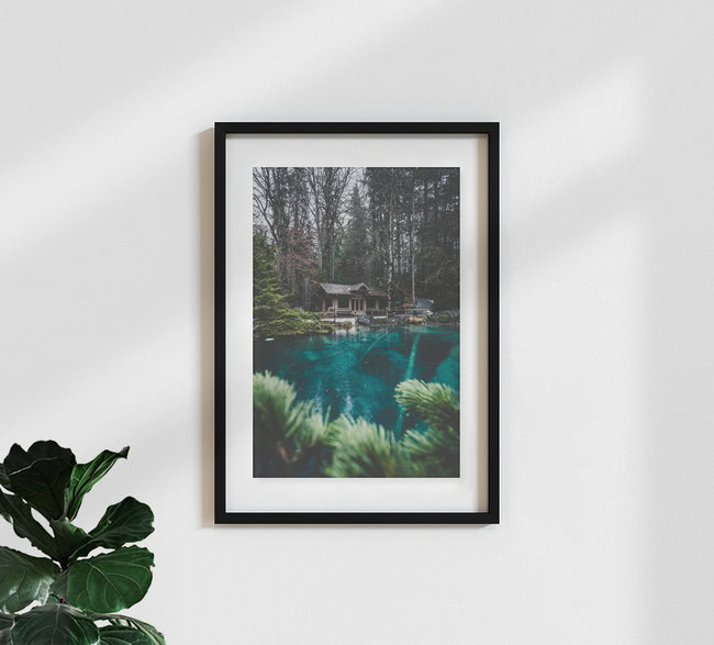 Verregneter Tag am Blausee, Schweiz – Fotokunst von Johannes Hulsch als Poster oder Acrylglasbild