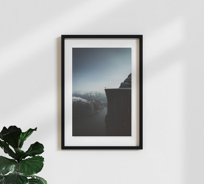 An der Kante zum Nichts, Norwegen – Fotokunst von Johannes Hulsch als Poster oder Acrylglasbild