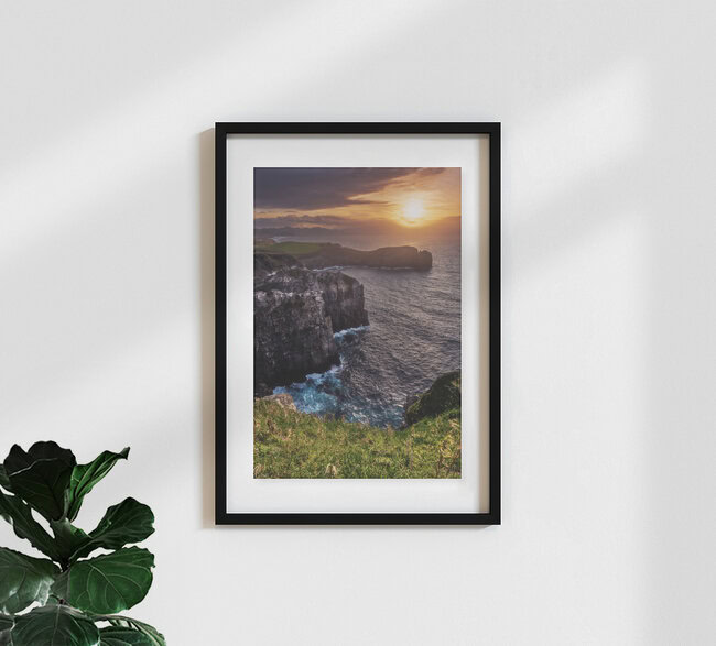 Azoren Sao Miguel Küste bei Sonnenuntergang, Portugal – Fotokunst von Jean Claude Castor als Poster oder Acrylglasbild