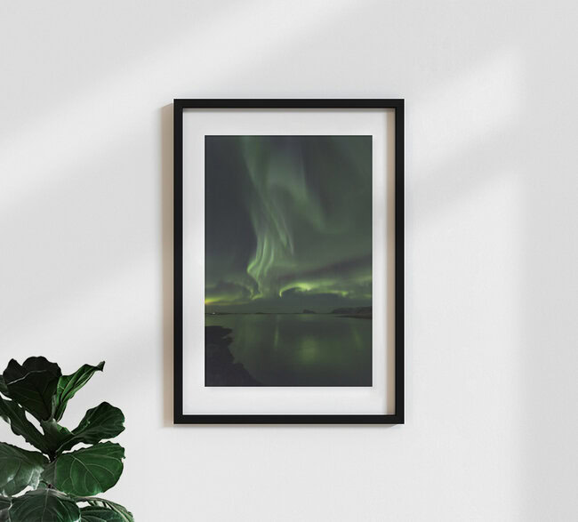 Polarlicht-Spiegelung, Norwegen – Fotokunst von Dirk Heckmann als Poster oder Acrylglasbild