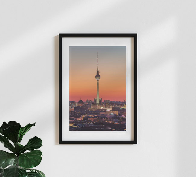 Berliner Fernsehturm nach Sonnenuntergang, Deutschland – Fotokunst von Robin Oelschlegel als Poster oder Acrylglasbild