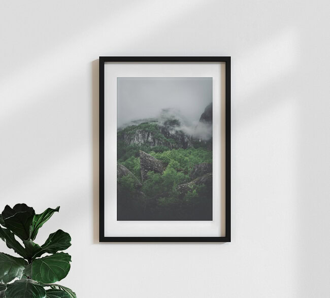 Grünes Paradies, Norwegen – Fotokunst von Lukas Litt als Poster oder Acrylglasbild