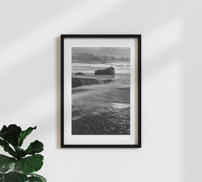 Midnight's Sun B&W, Norwegen – Fotokunst von Sebastian Worm als Poster oder Acrylglasbild