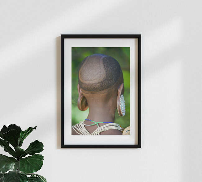 Hair Style, Äthiopien – Fotokunst von Miro May als Poster oder Acrylglasbild