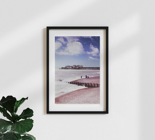 Skeleton by the sea, Großbritannien – Fotokunst von Eva Stadler als Poster oder Acrylglasbild