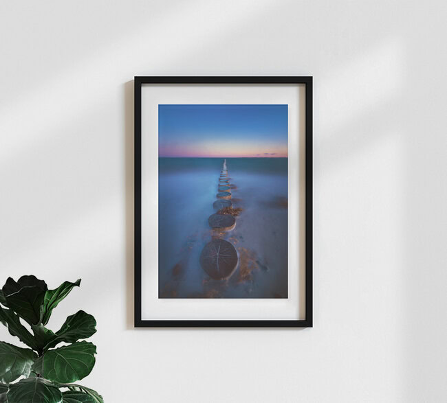 Ostsee Heiligenhafen Strand mit Buhnen, Deutschland – Fotokunst von Jean Claude Castor als Poster oder Acrylglasbild