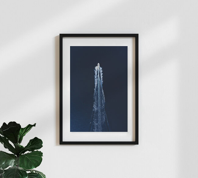 Boat Trip Through Blue, Griechenland – Fotokunst von Studio Na.hili als Poster oder Acrylglasbild