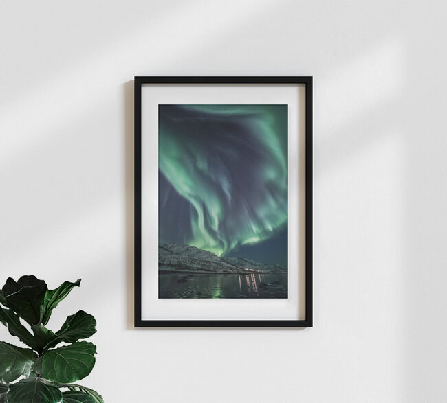 Polarlicht am Fjord, Norwegen – Fotokunst von Sebastian Worm als Poster oder Acrylglasbild