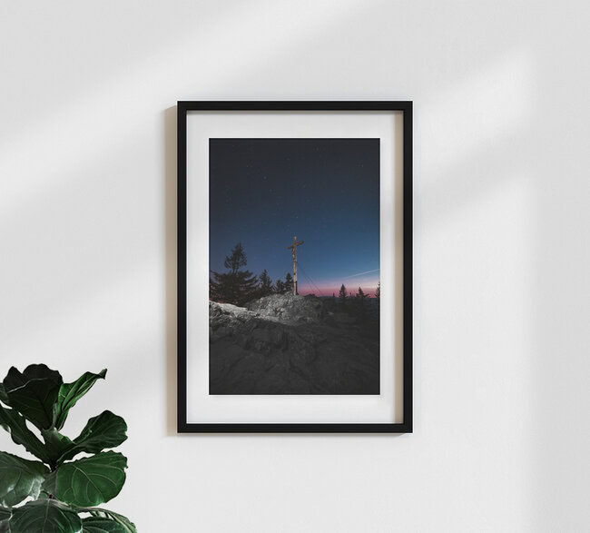 Morgenrot am Gipfelkreuz, Deutschland – Fotokunst von Florian Eichinger als Poster oder Acrylglasbild